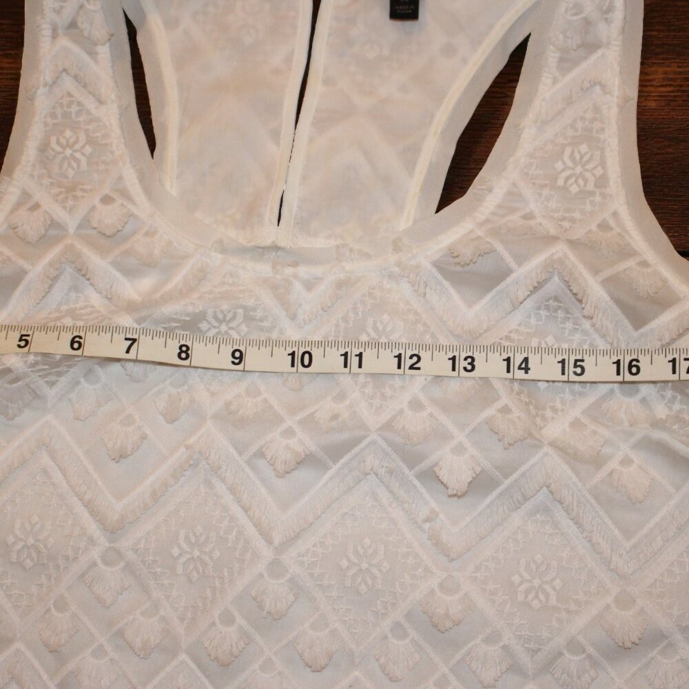 Banana Republic chic white tank with unique detailing. - Picture 4 of 8